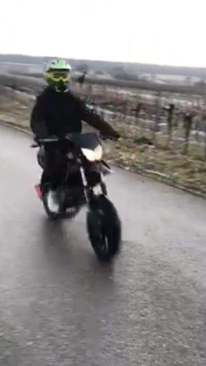 Gefährliche Bilder! Moped rast mit 96 km/h an einem Polizeiauto vorbei!