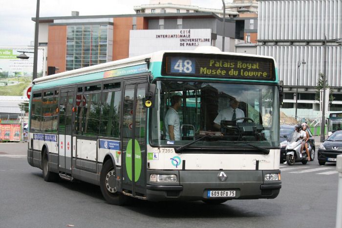 Un bus RATP prend feu à Paris dans le 19e arrondissement