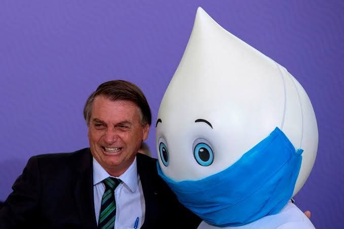 BOMBA: Bolsonaro agora assume que tomou vacina da COVID-19