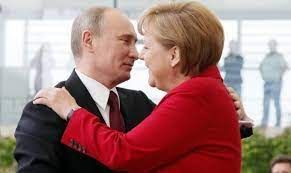 Putin und Merkel unter einer (Ehe-)Decke!
