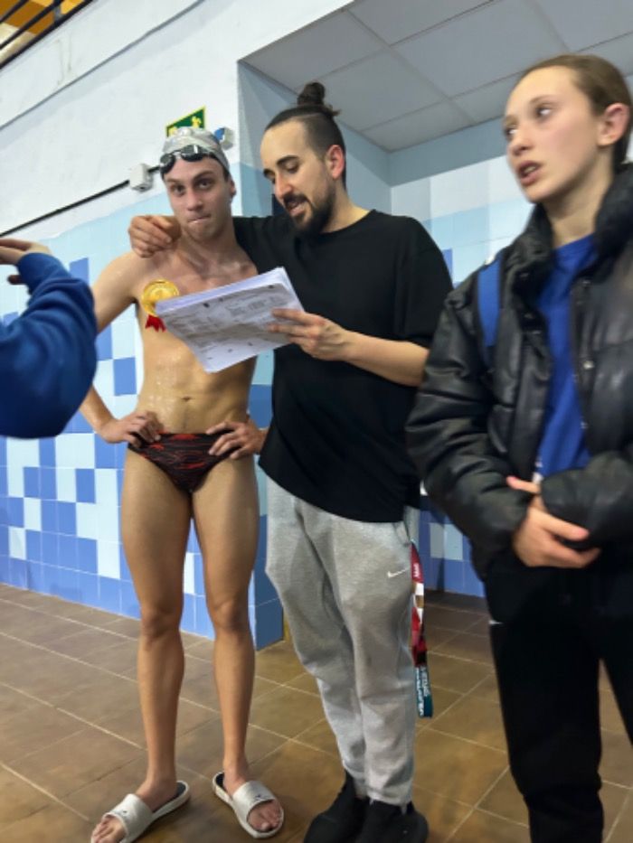 Tritón del Club Natación San Blas Desafía las Reglas del Agua: Rompe Récord Mundial en los 400 Metros Libres