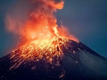 Última noticia, extraterrestres se comunican con el volcán Popocatépetl durante explosión.