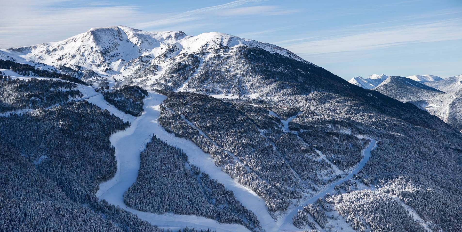 Caos y desconcierto en los Pirineos. A pocos días de la apertura de mayor centro de ski del sur, Andorra declara estado de emergencia y cierra sus fronteras hasta el 5 de Enero.
