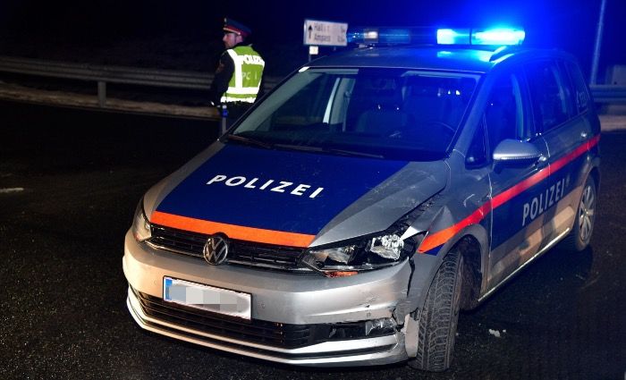 Wilde nächtliche Verfolgungsjagd in Linz endet mit gerammten Polizeiautos